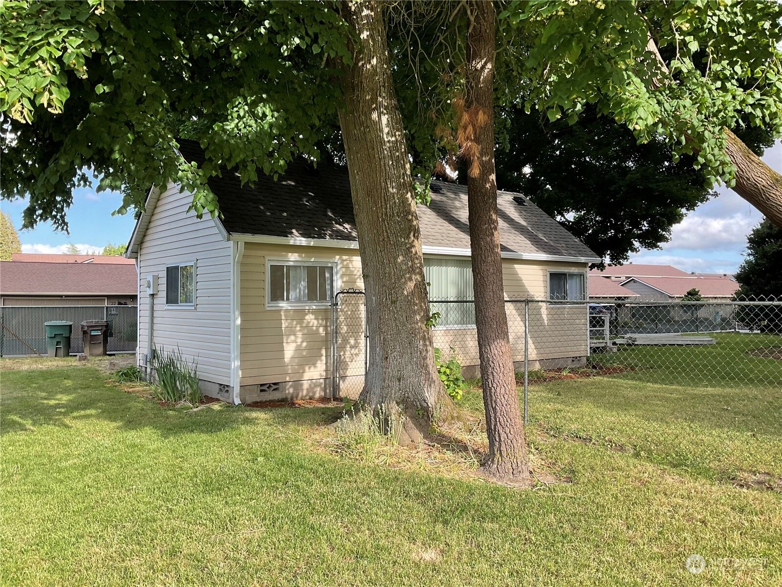 Property Photo:  645 Peardale Lane  WA 98632 