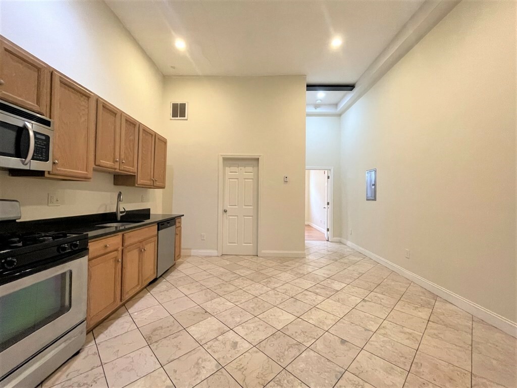 Property Photo: 62 Pleasant Street 8 MA 02148
