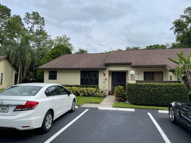 Property Photo: 40 Copperpod Court FL 33411