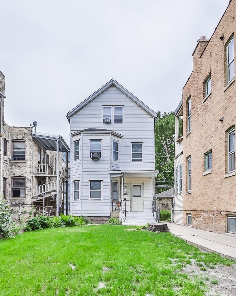 Property Photo:  3238 N Southport Avenue 3  IL 60657 