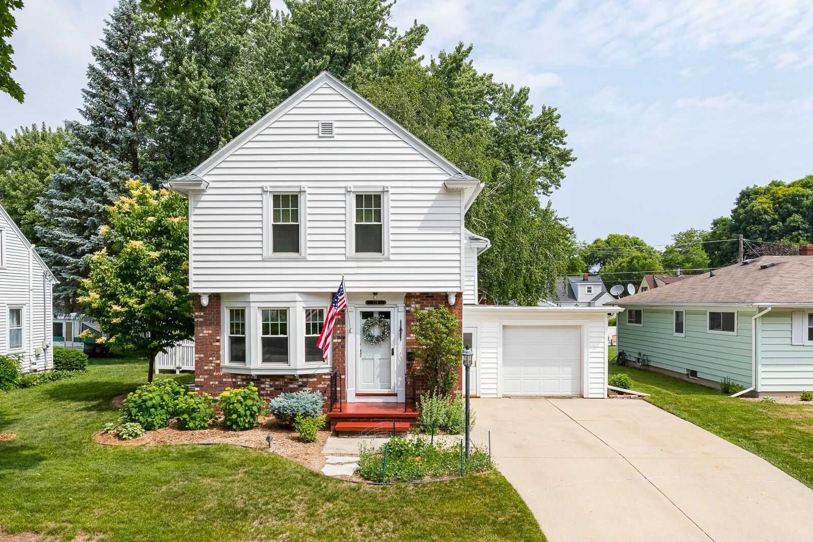 Property Photo: 714 E Maple Street WI 54915