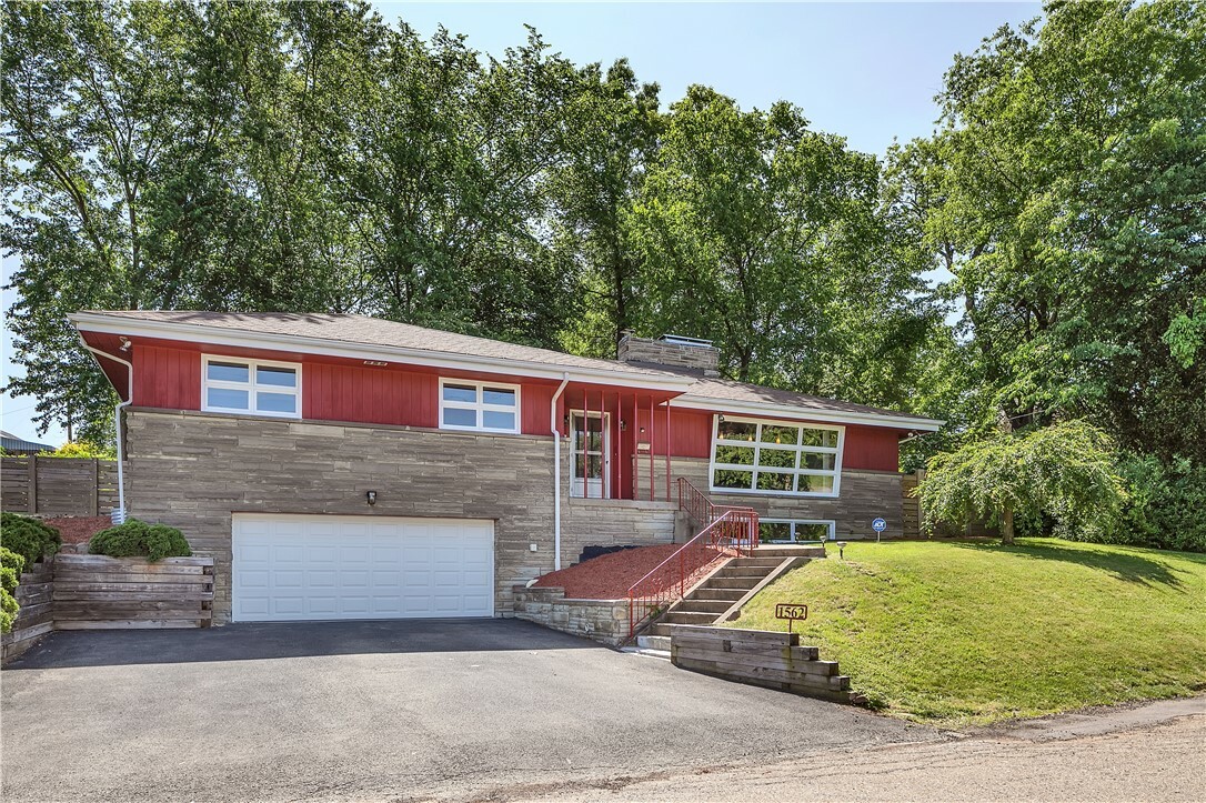 Property Photo: 1562 Fairmont Dr PA 15068