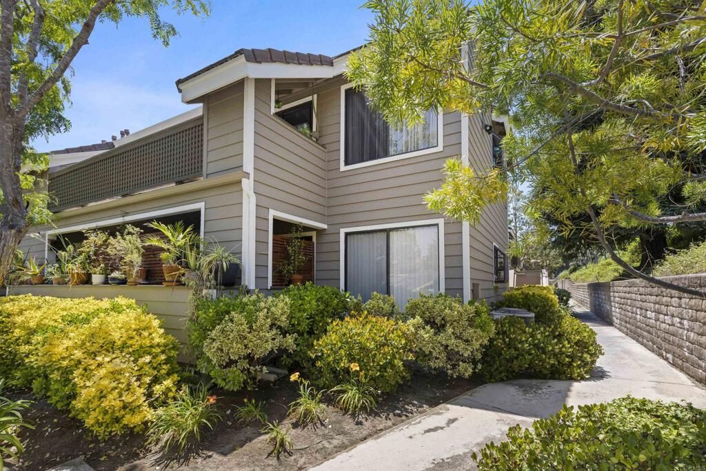 Property Photo: 1095 Shadowridge Drive 136 CA 92081