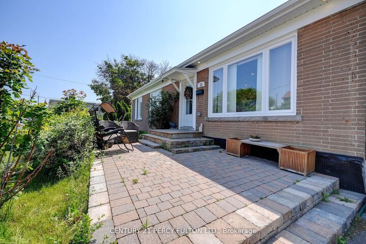 Photo de la propriété:  12 Rollins Pl  ON M9B 3Y4 