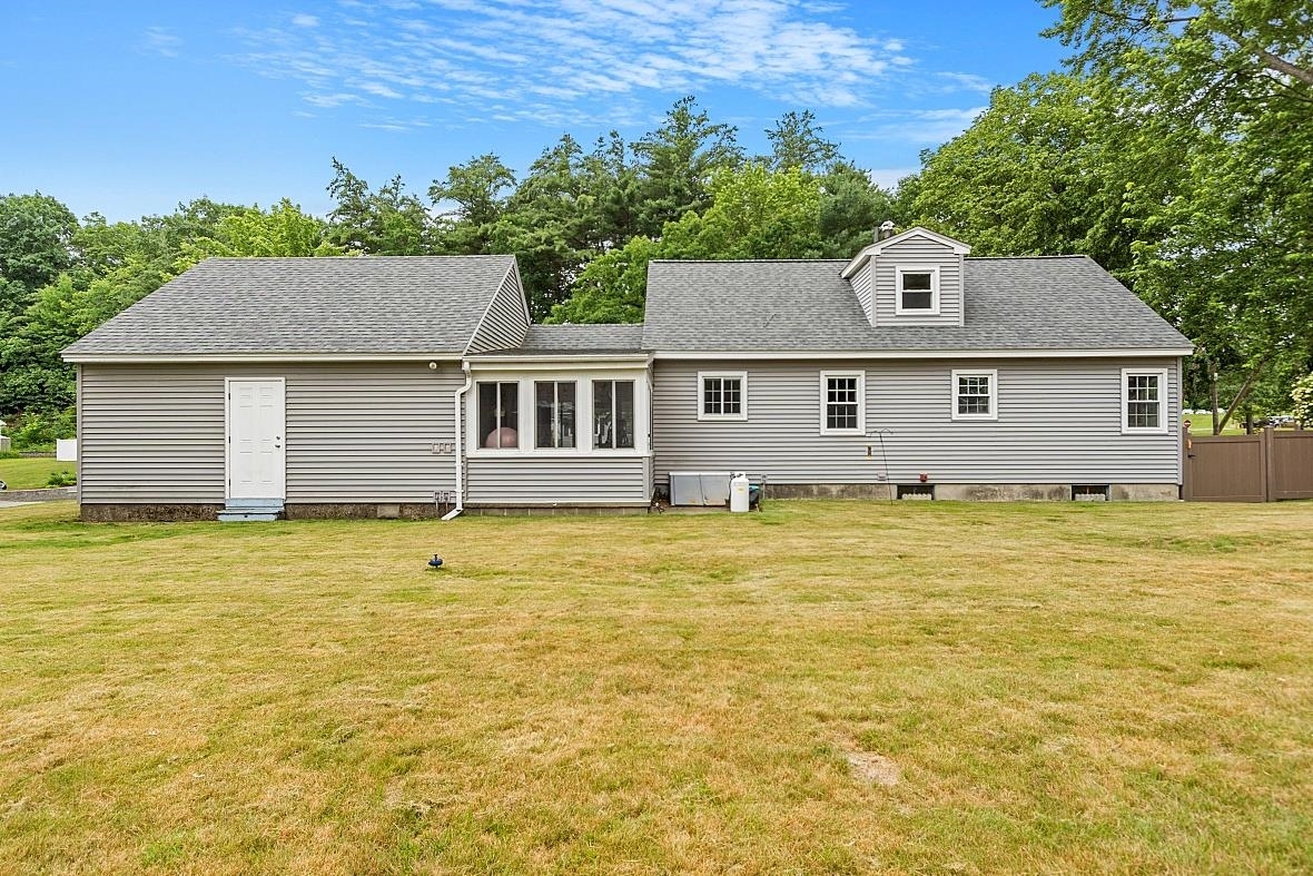 Property Photo: 10 Upstone Drive NH 03063