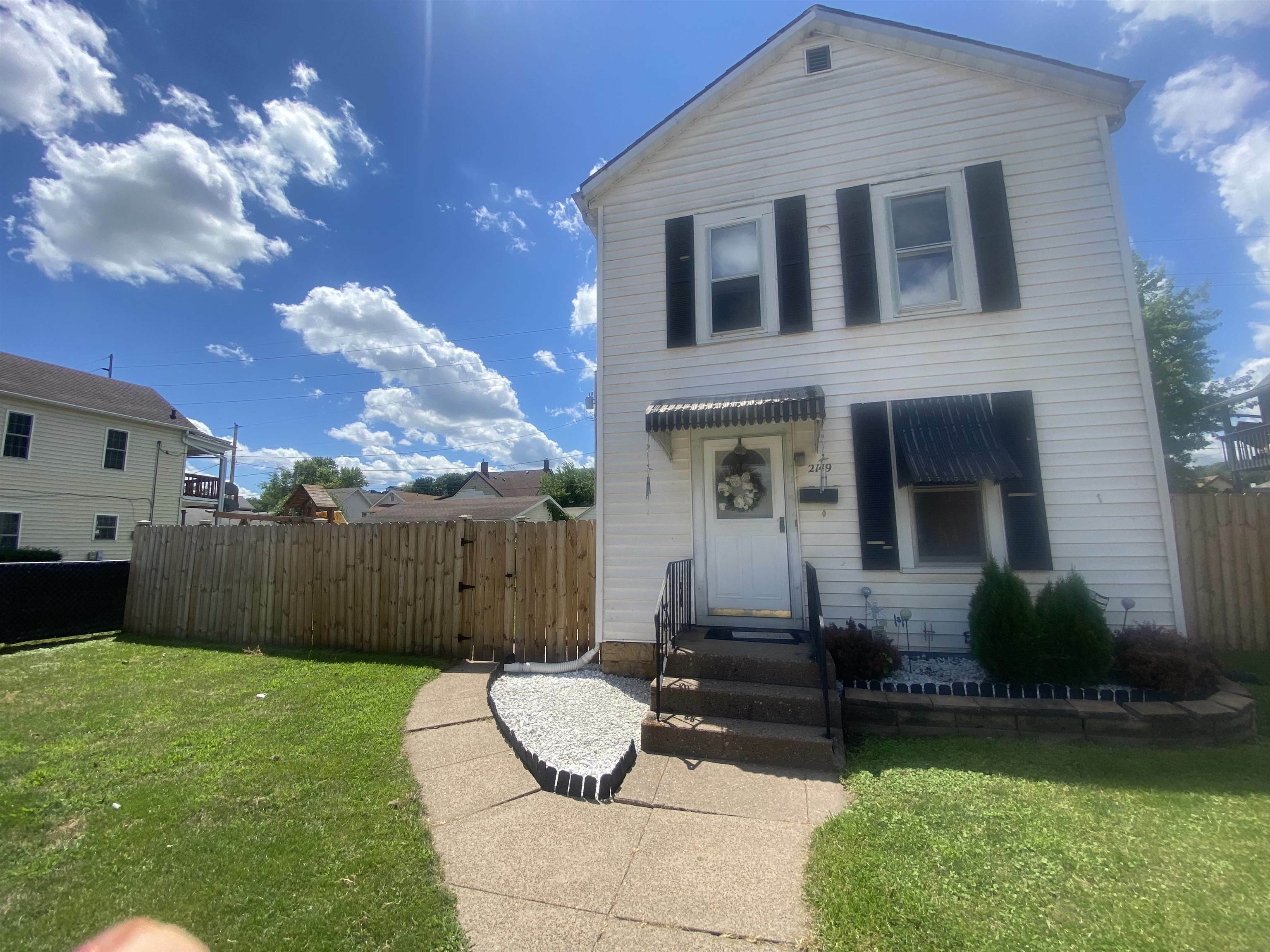 Property Photo:  2149 Washington Street  IA 52001 