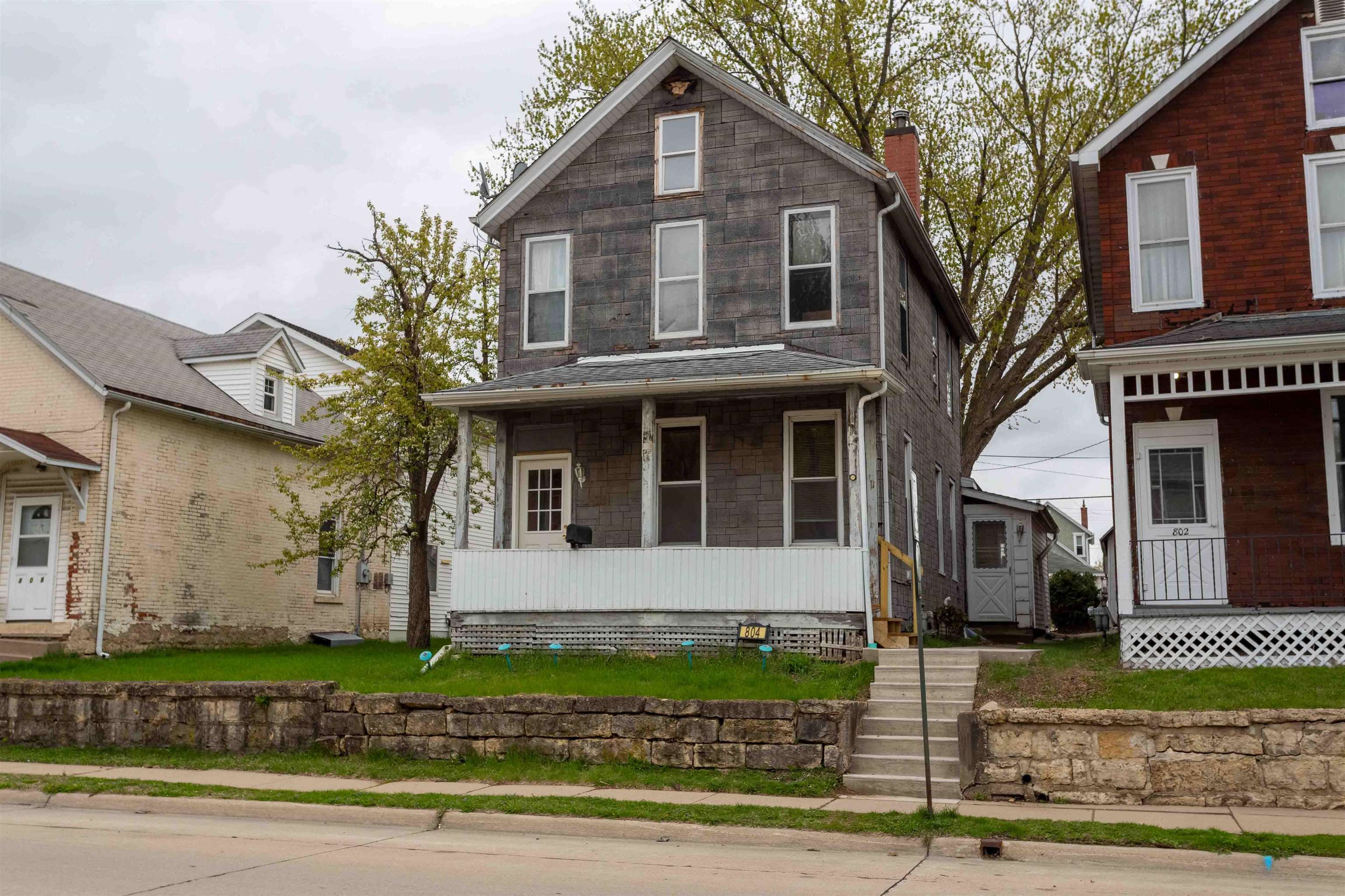 Property Photo:  804 Lincoln Avenue  IA 52001 