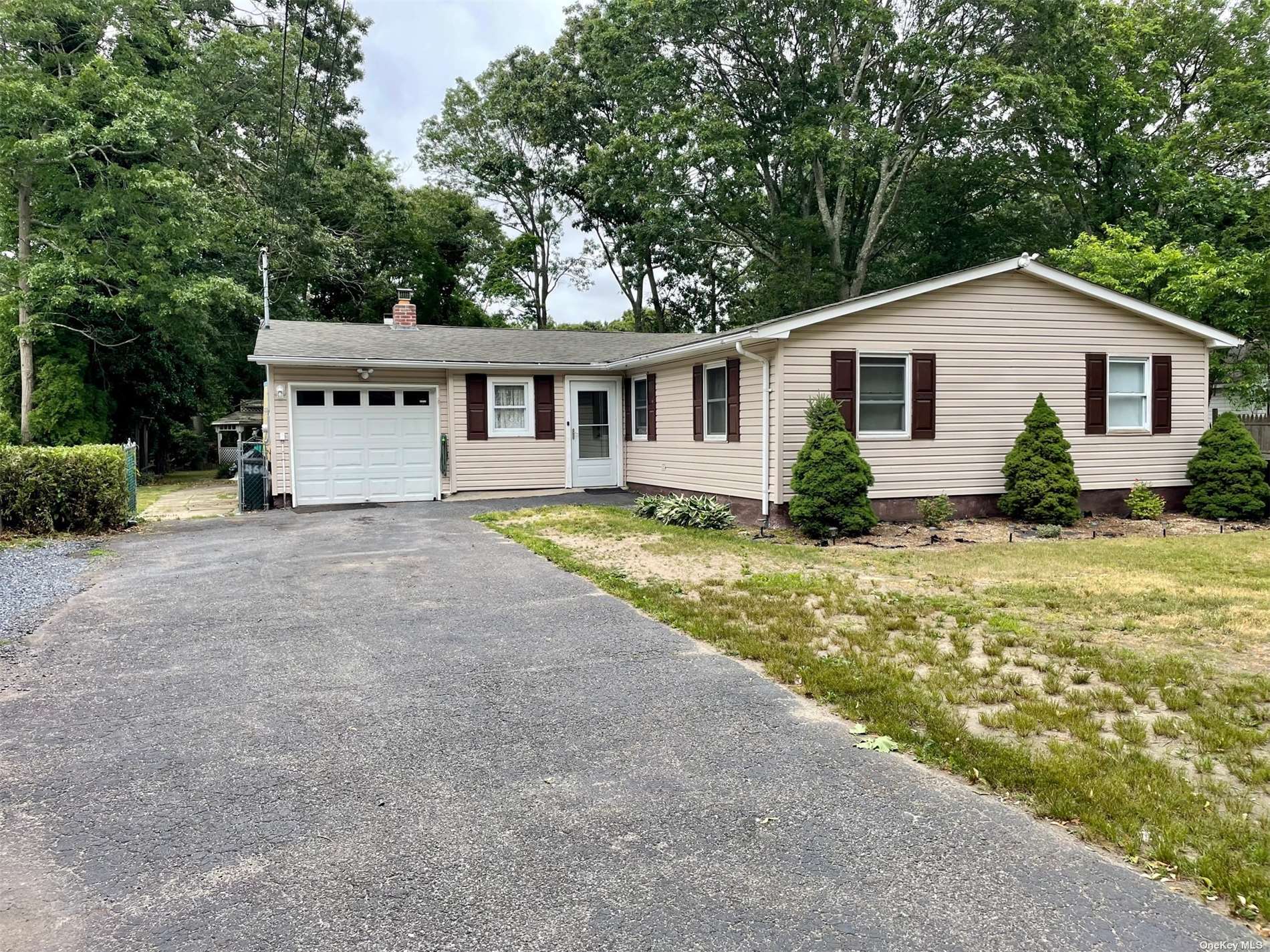 Property Photo:  466 Sleepy Hollow Drive  NY 11967 