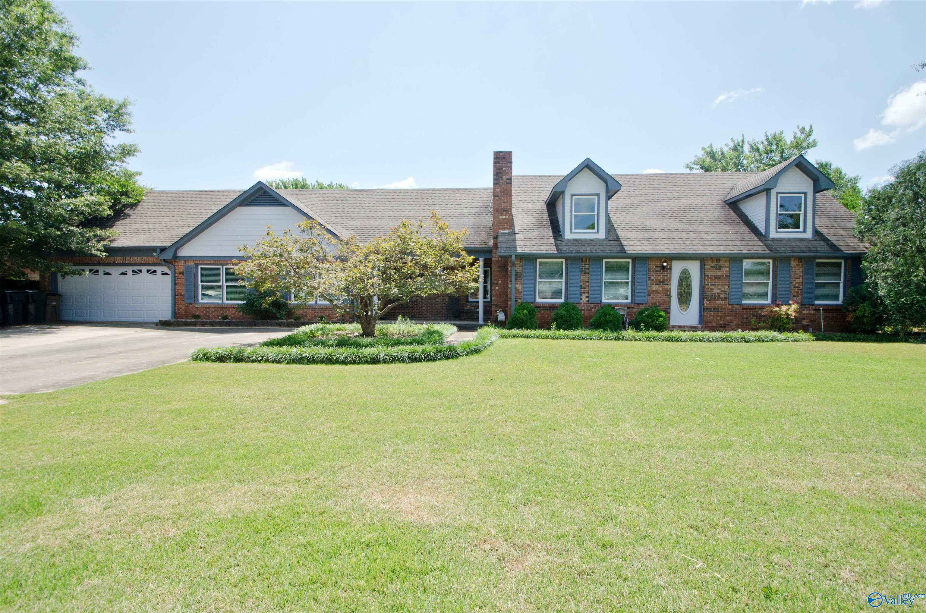 Property Photo:  2026 Jefferson Avenue SW  AL 35603 