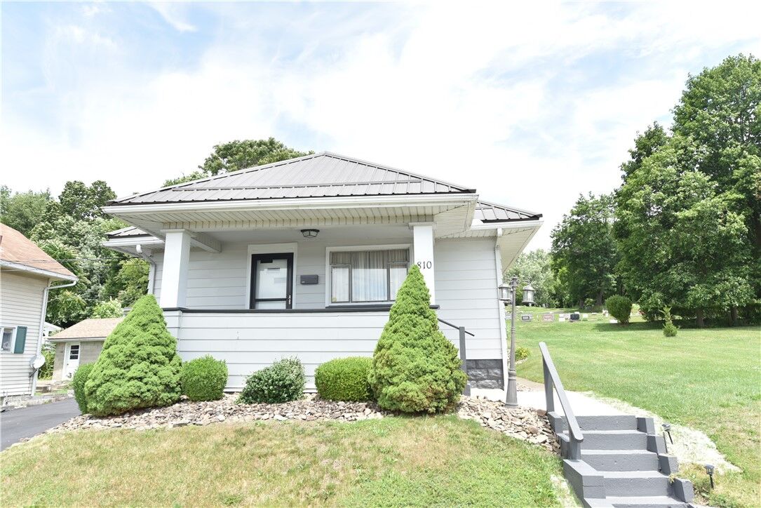 Property Photo: 810 W Maple Street PA 16102