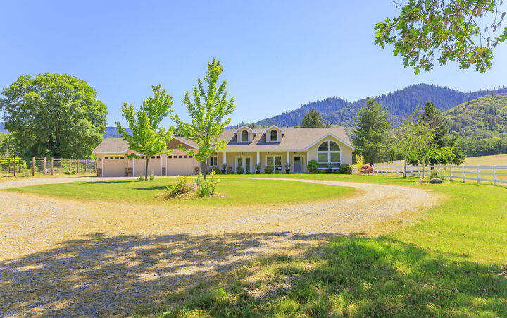 8025 Old Stage Road  Central Point OR 97502 photo