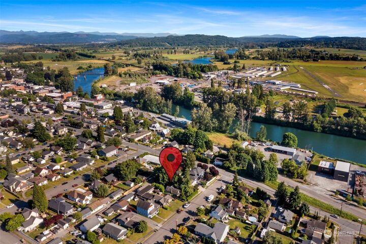 Property Photo:  207 Avenue G  WA 98290 