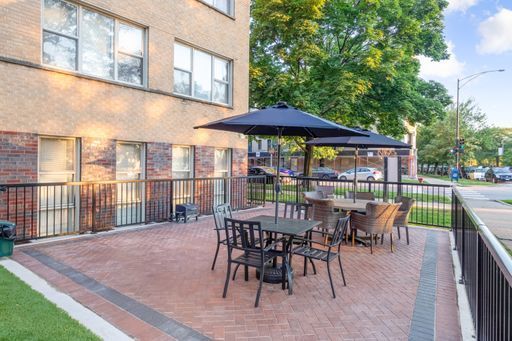 Property Photo: 7070 N Sheridan Avenue 1S IL 60626