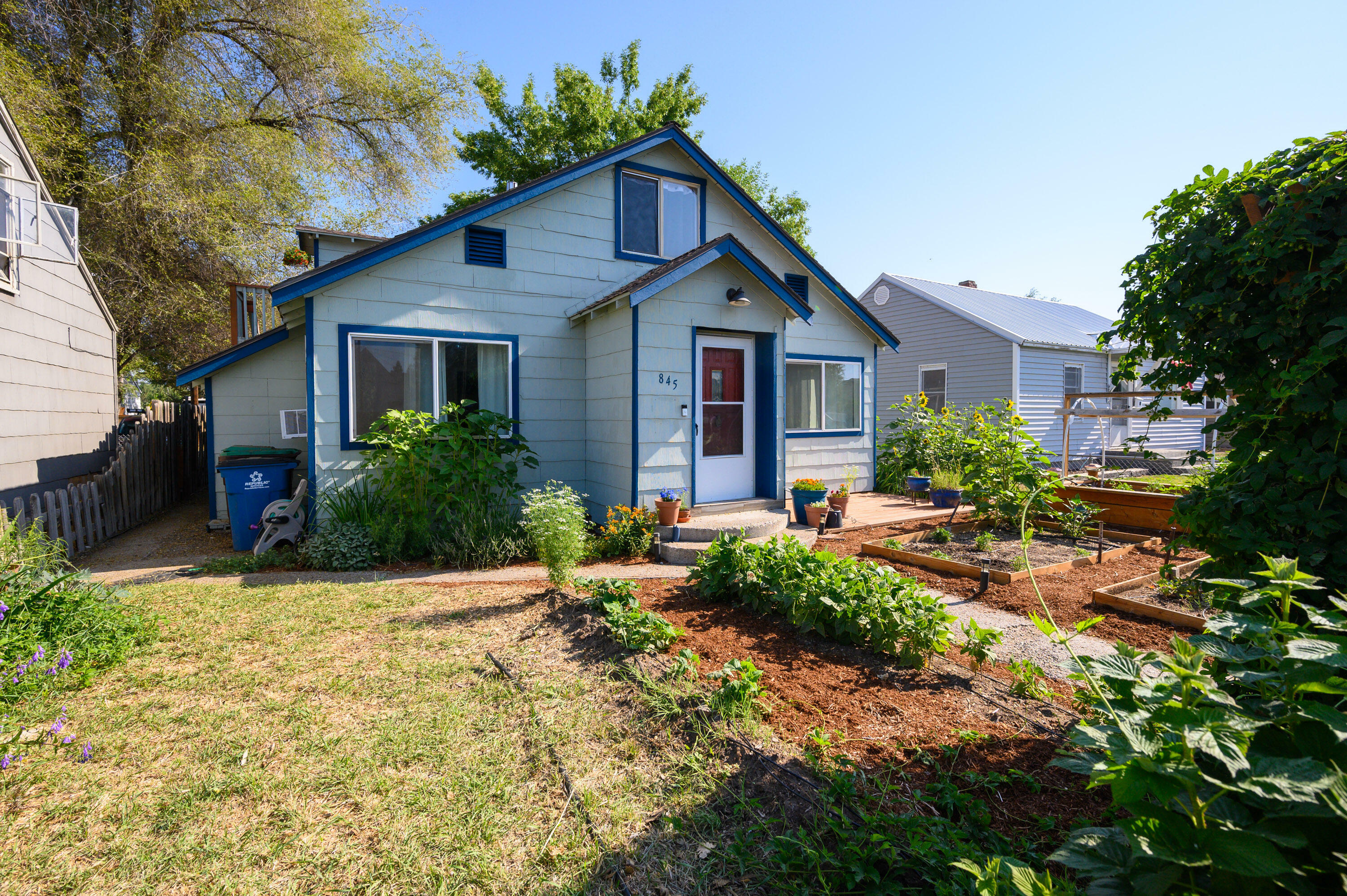 Property Photo: 845 NE 2nd Street OR 97754