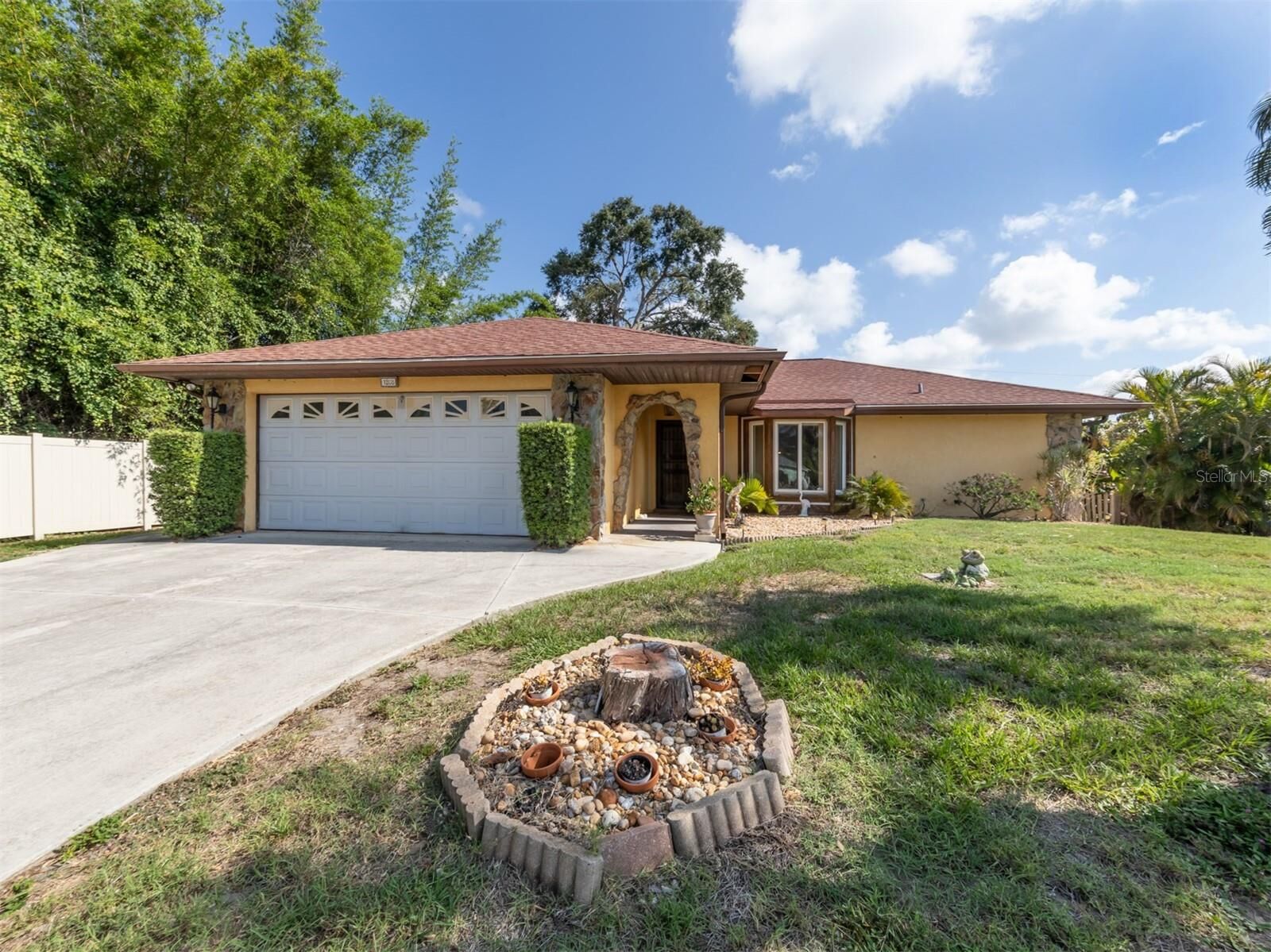 Property Photo:  1208 Ruby Road  FL 34293 