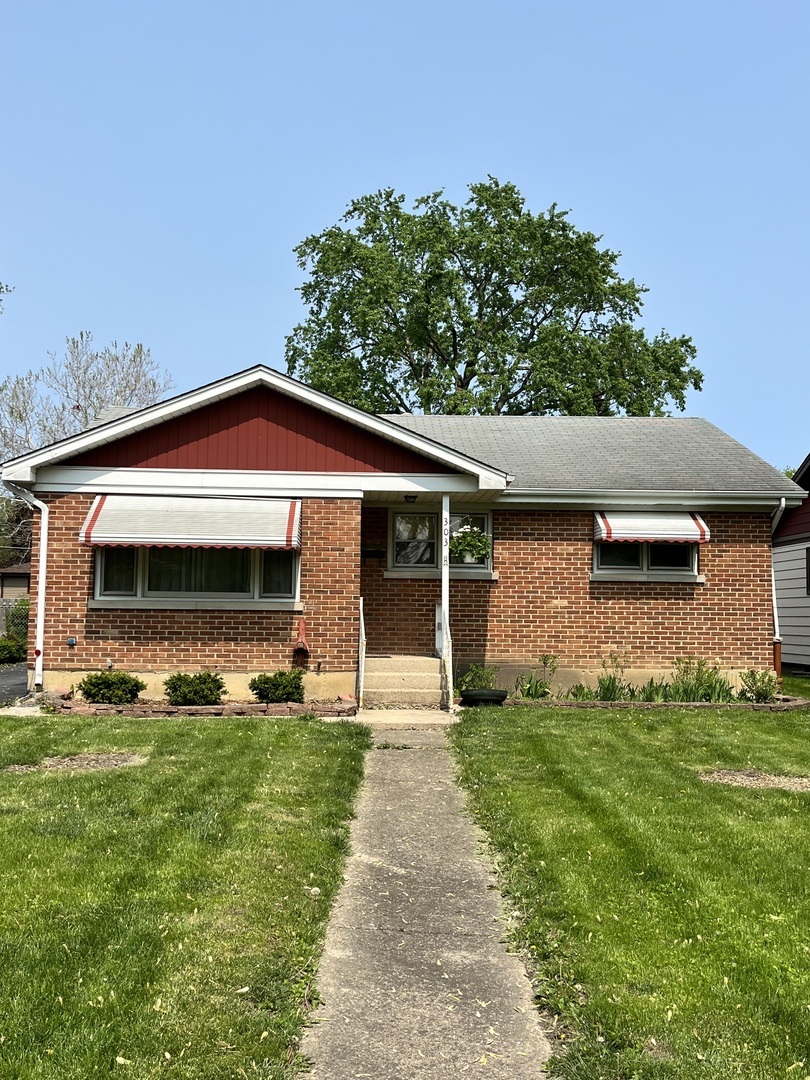 Property Photo:  303 Dalton Avenue  IL 60060 