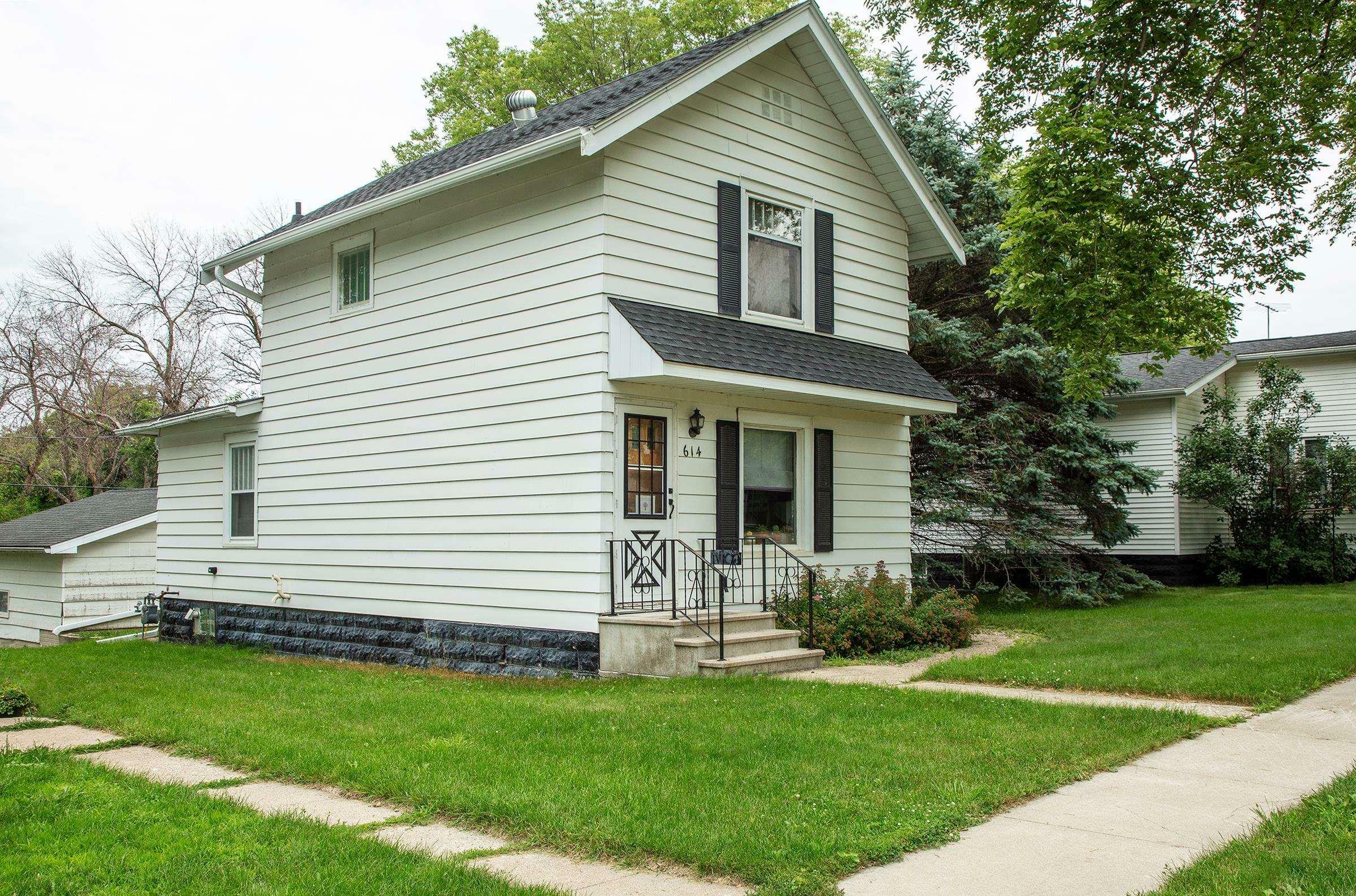 Property Photo:  614 N 1st Street  IA 50636 