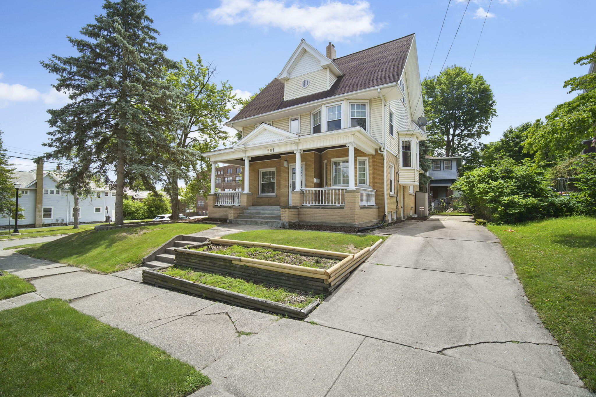 Property Photo: 501 W Washington Avenue MI 49201