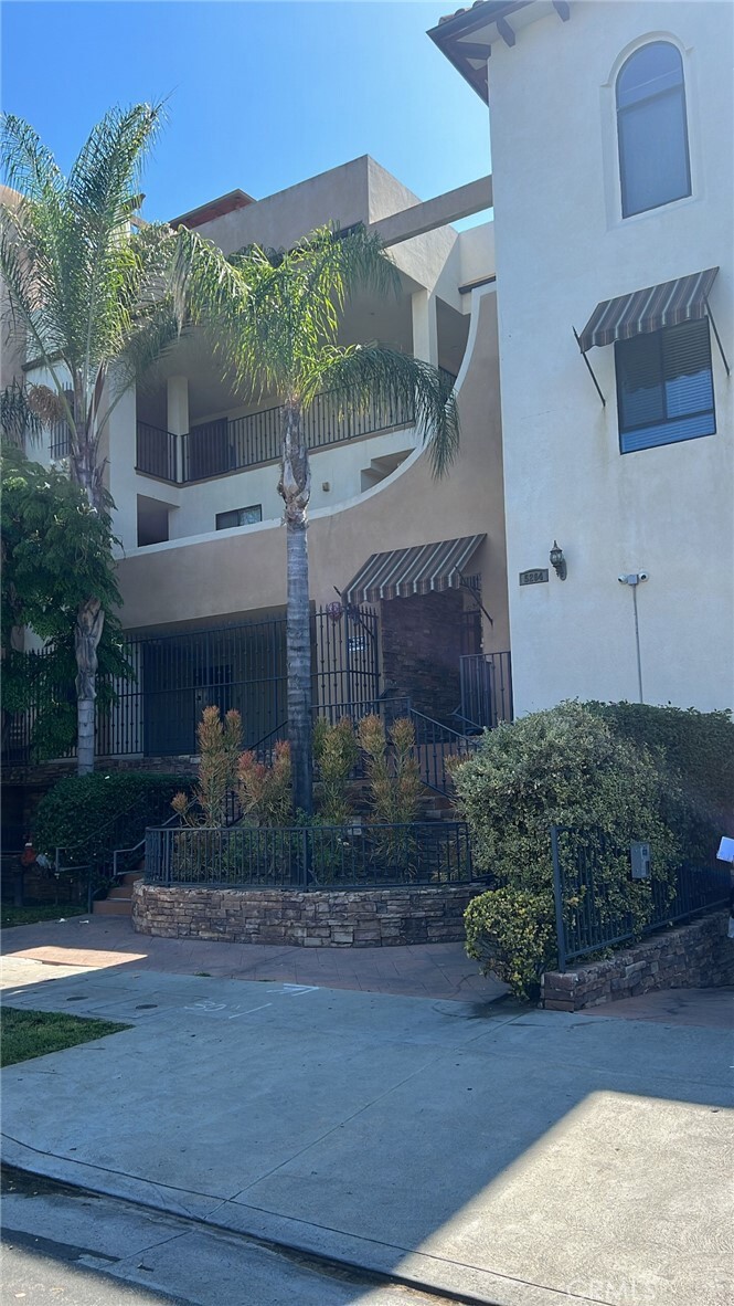 Property Photo: 5264 Satsuma Avenue 11 CA 91601