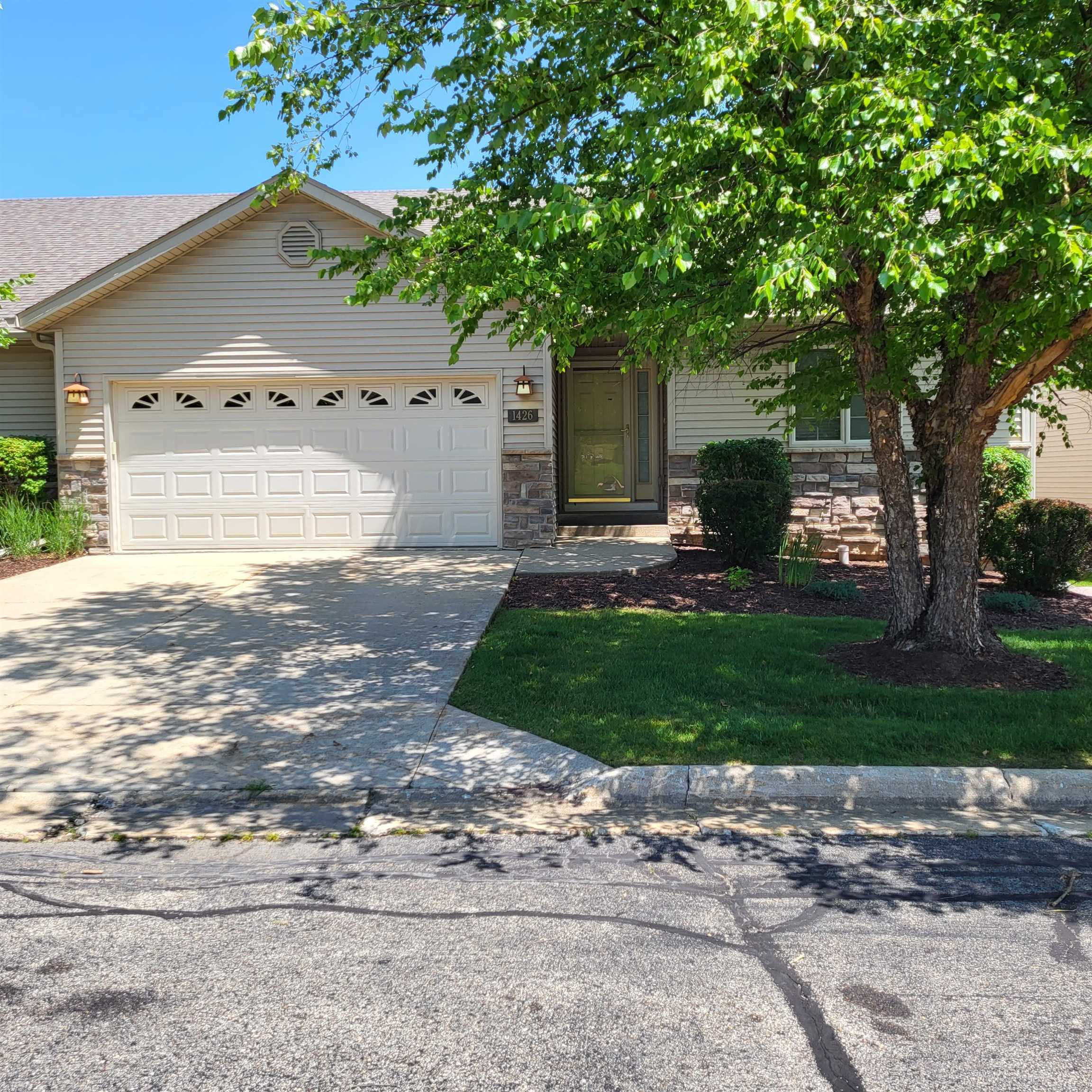 Property Photo:  1426 Stone Bridge Xing  IL 61108 