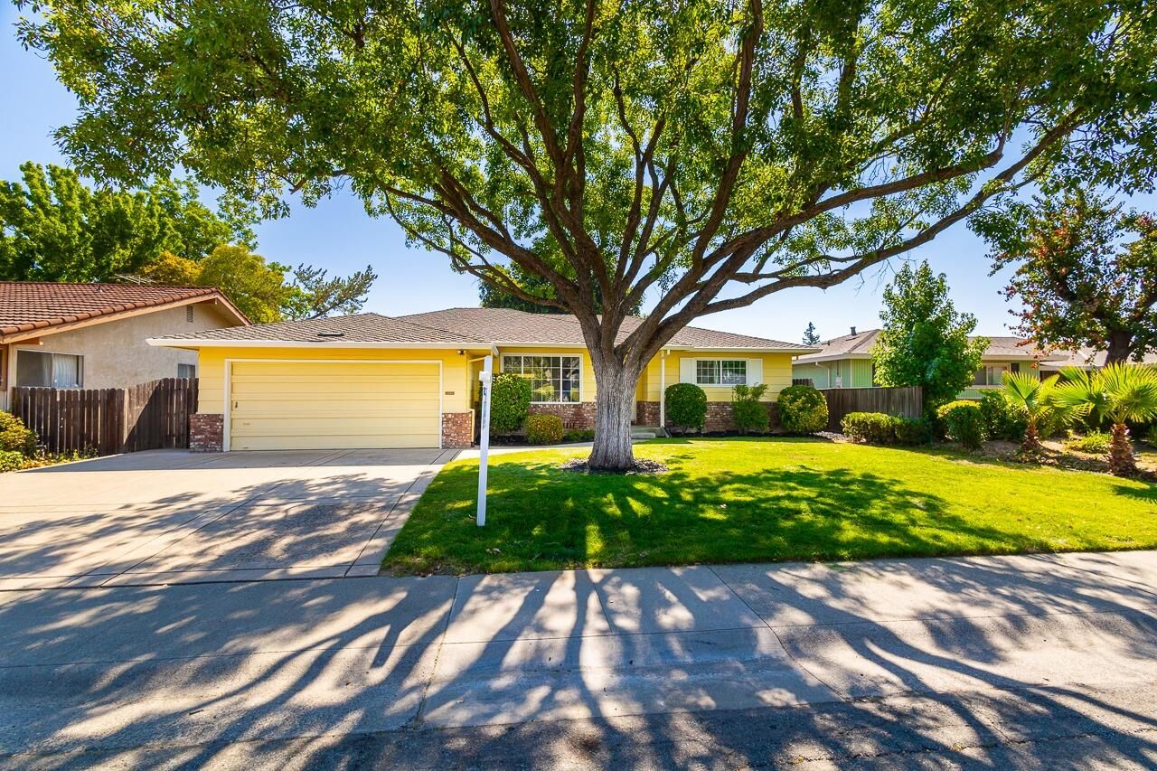 Property Photo:  7415 Mooncrest Way  CA 95831 