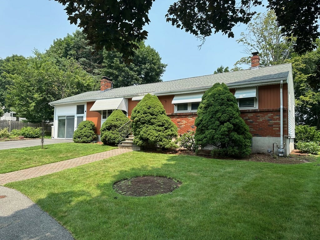 Property Photo:  5 Surrey Circle  MA 01801 