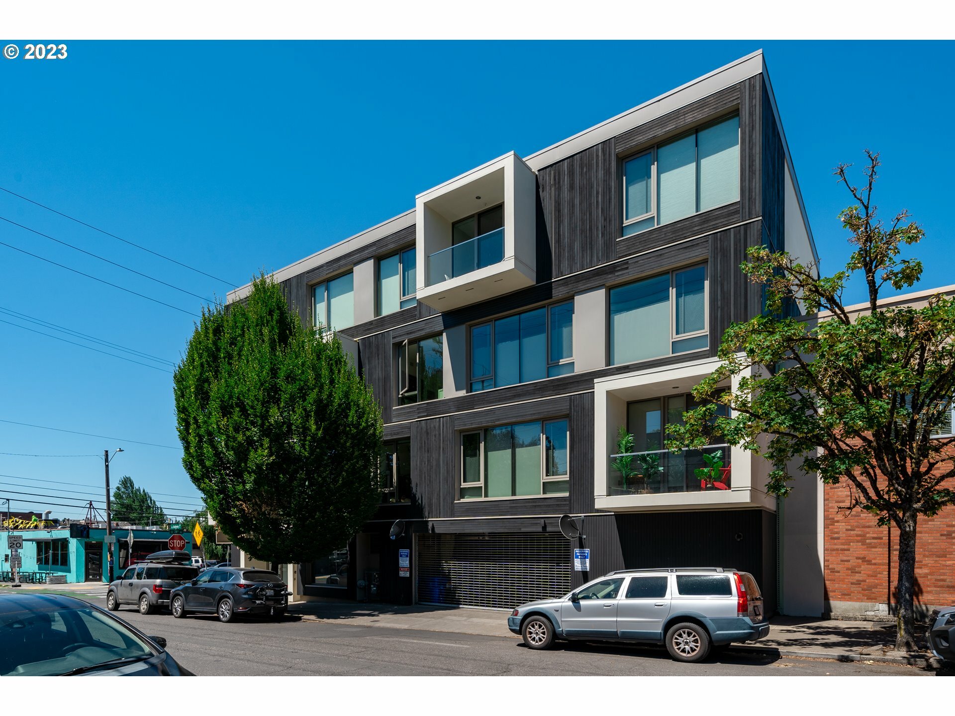 Property Photo: 28 SE 28th Ave 406 OR 97214