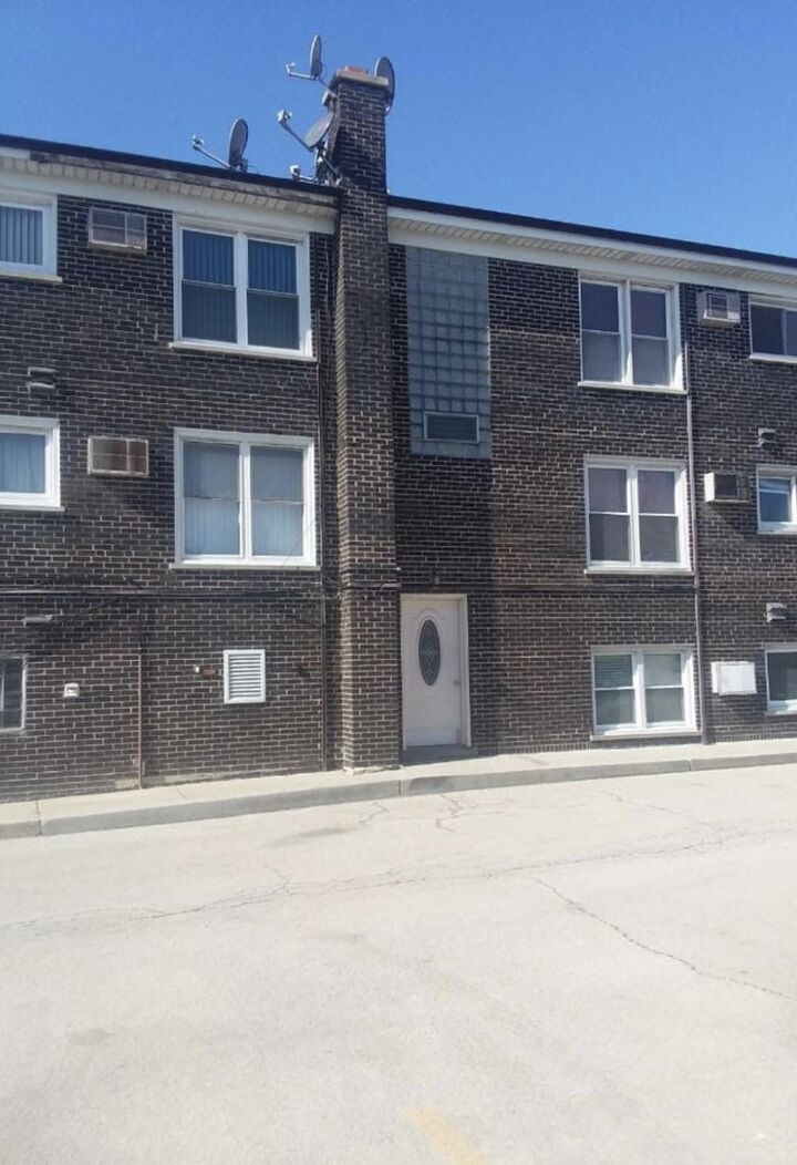 9307 W Irving Park Road 20  Schiller Park IL 60176 photo