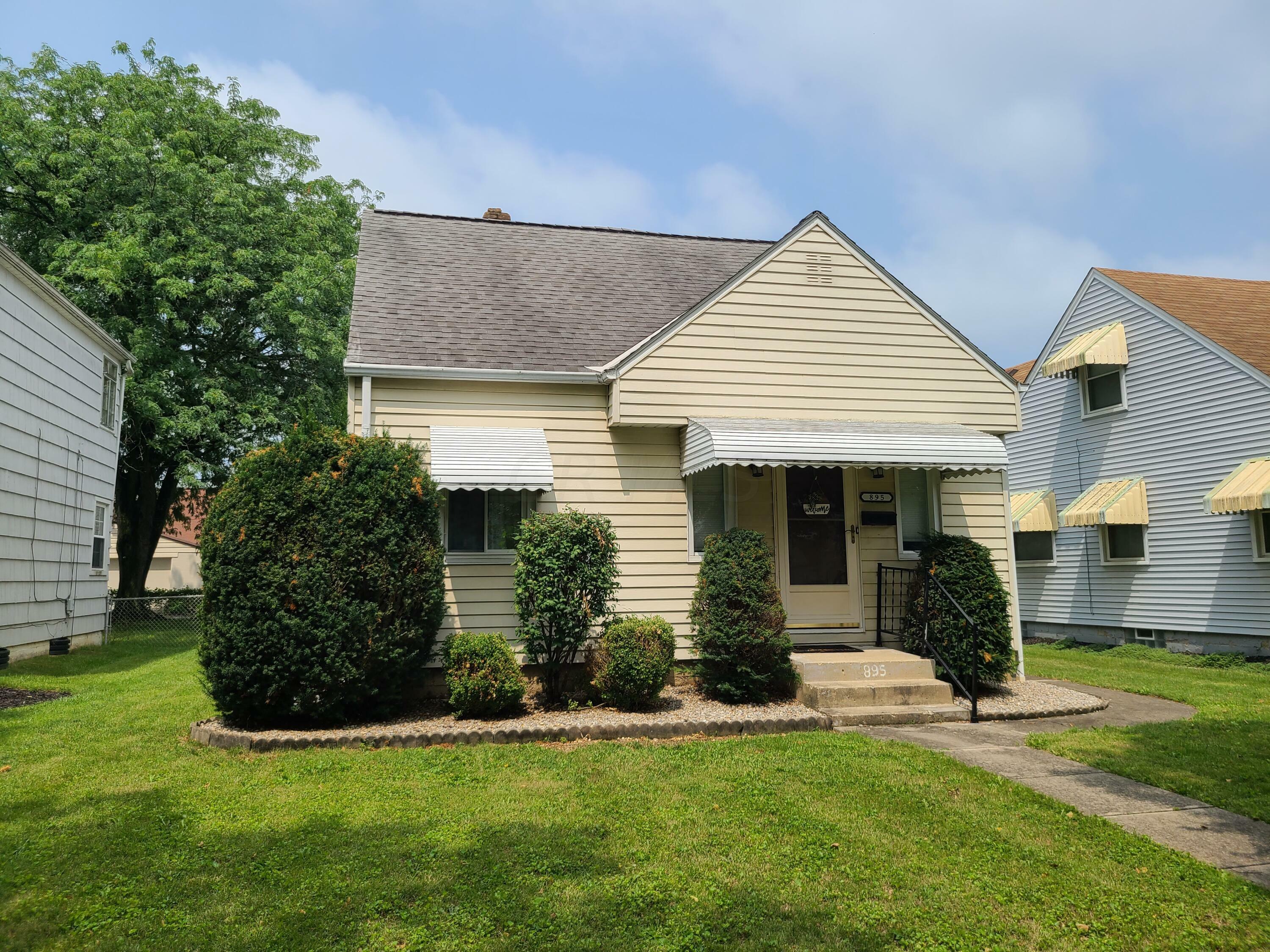 Property Photo: 895 Wiltshire Road OH 43204