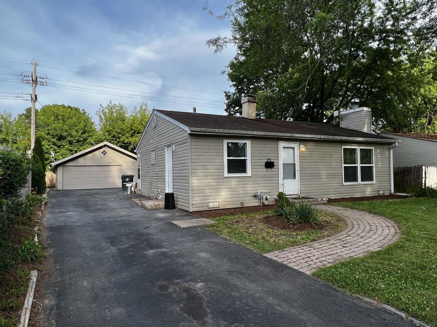 Property Photo: 25 Alameda Drive IL 60110