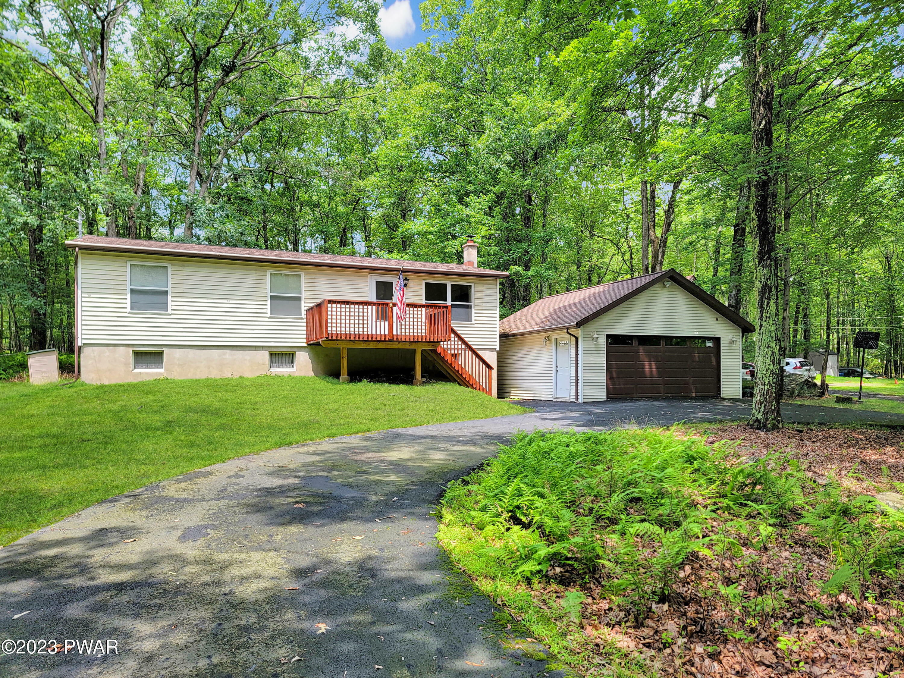 Property Photo:  303 Oak Hill Road  PA 18428 