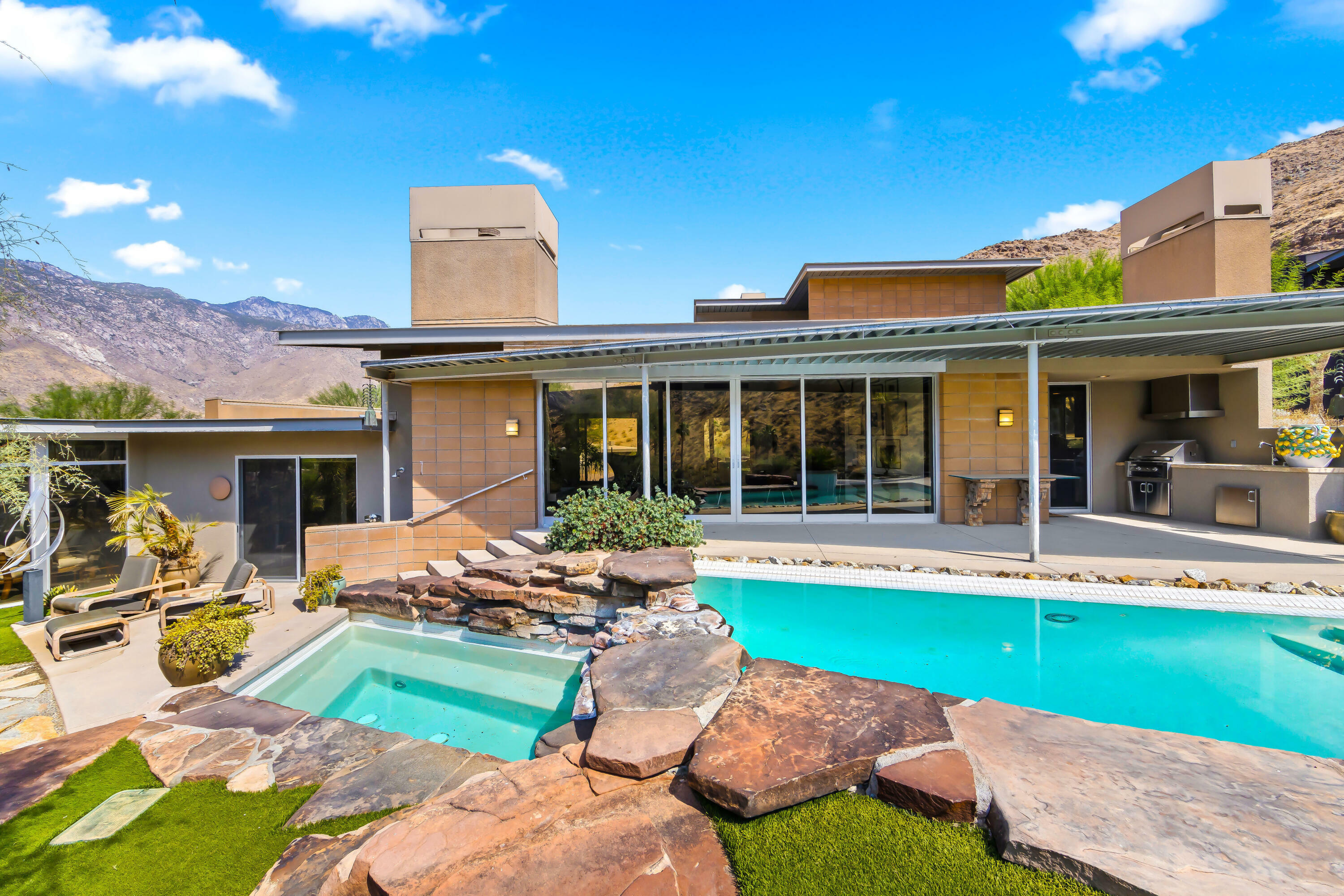 Property Photo: 1741 Pinnacle Point CA 92264