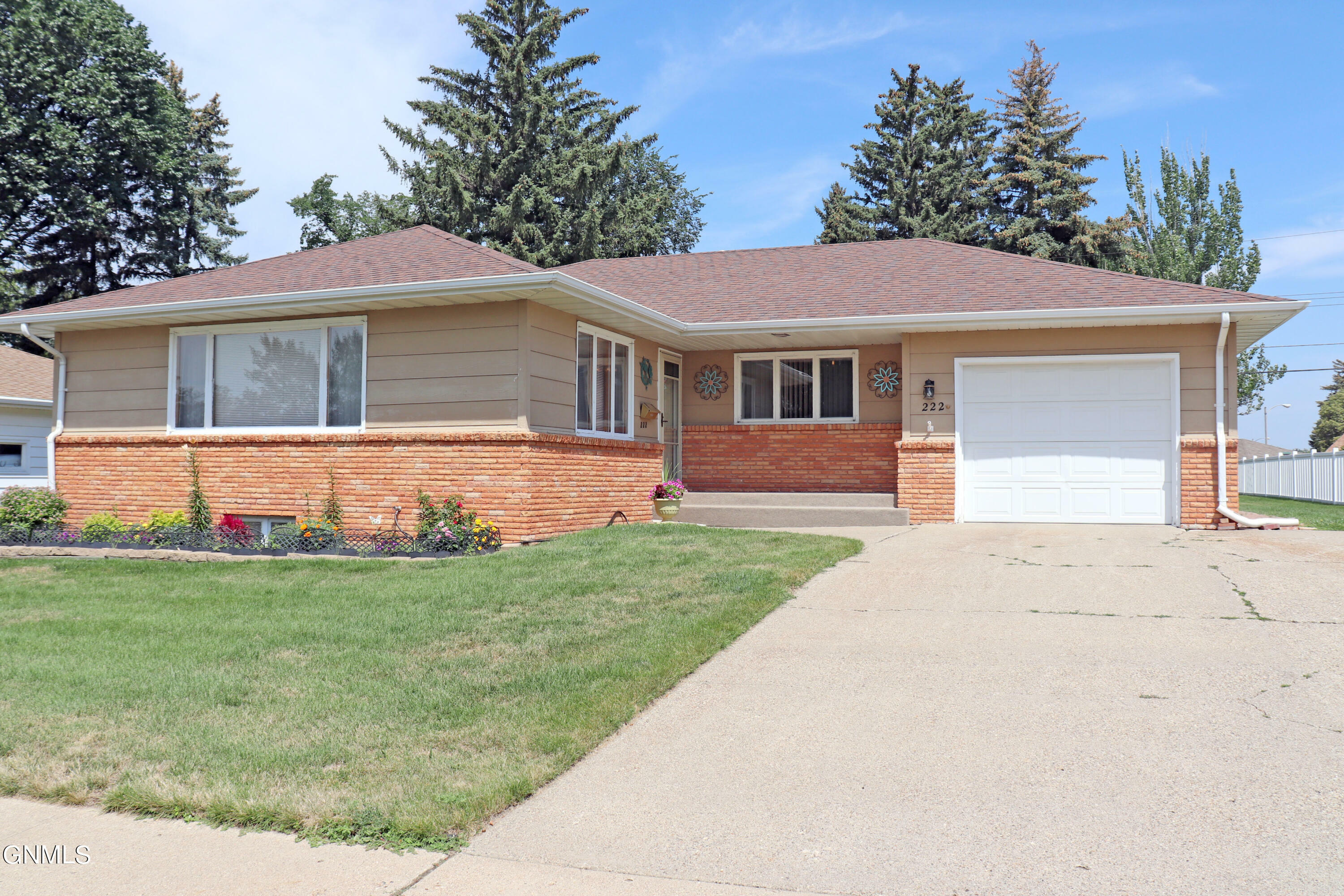 Property Photo:  222 Owens Avenue W  ND 58501 