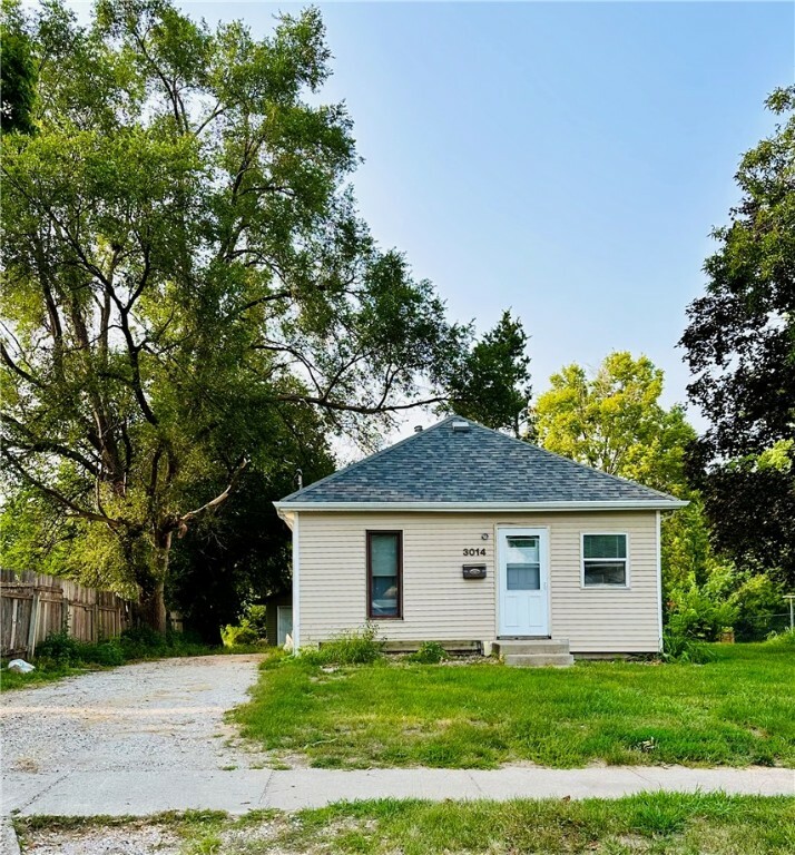 Property Photo:  3014 E Tiffin Avenue  IA 50317 