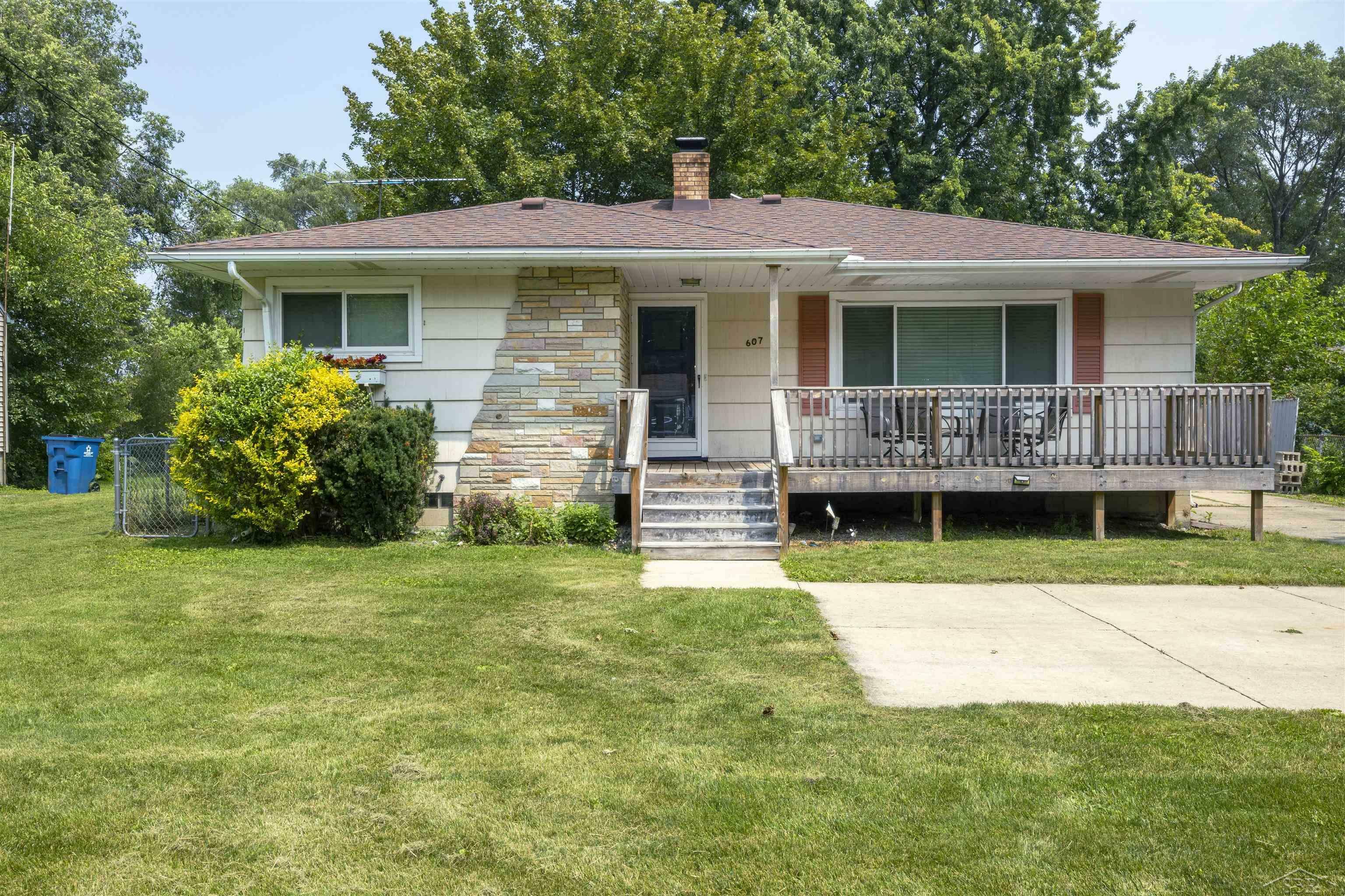 Property Photo:  607 S Johnson  MI 48708 