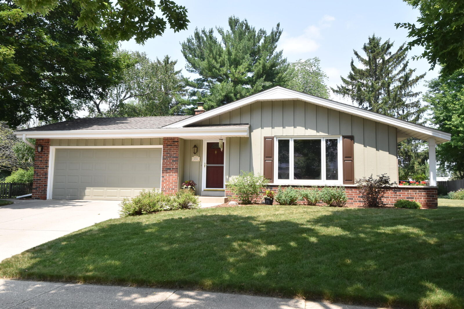 Property Photo:  1010 Wisteria Ln  WI 53189 