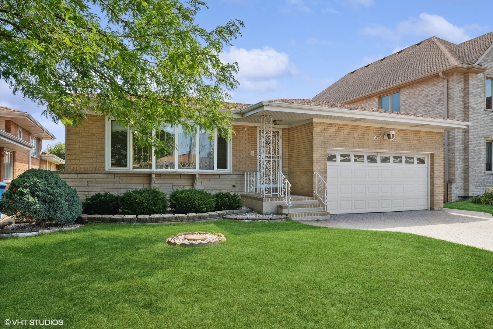 Property Photo: 4651 N Oakview Street IL 60656