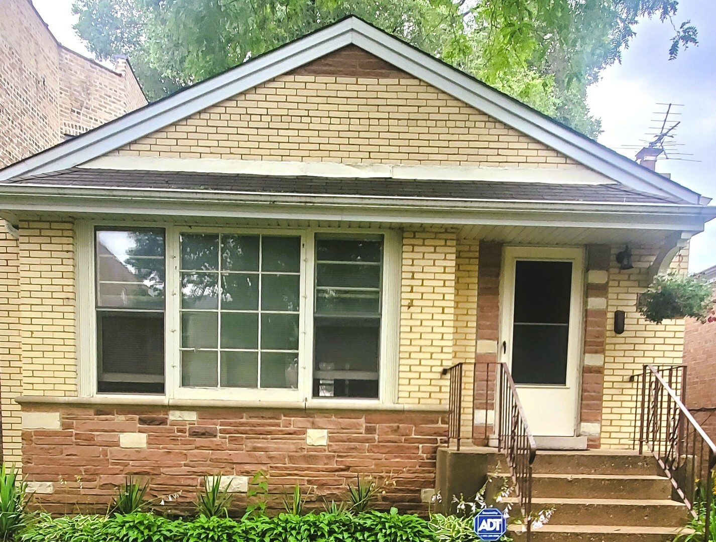 Property Photo: 4864 N Kilbourn Avenue IL 60630