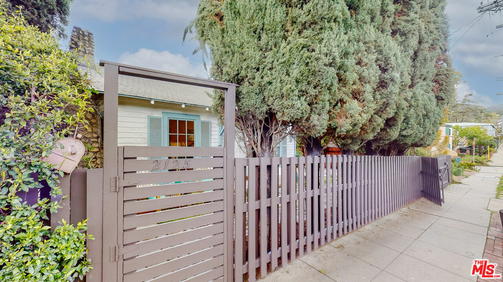 Property Photo:  2125 N Commonwealth Avenue  CA 90027 