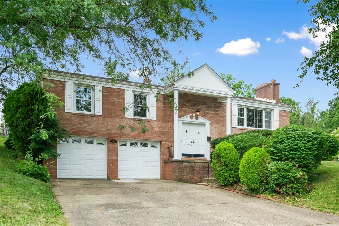 Property Photo: 1297 Old Meadow Rd PA 15241