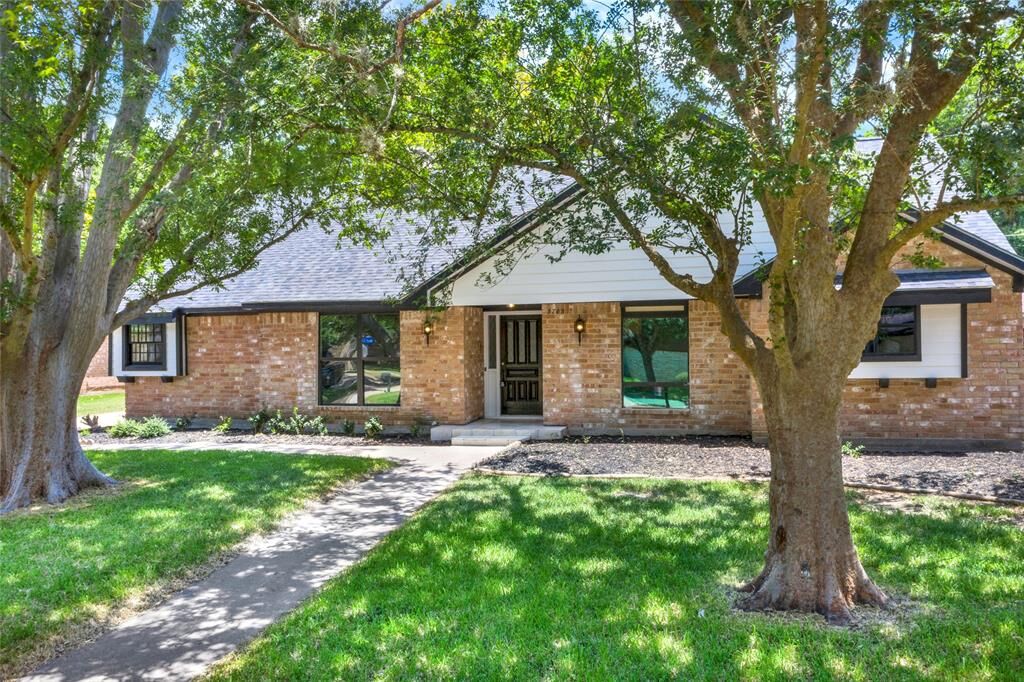 Property Photo: 3703 W Creek Club Drive TX 77459