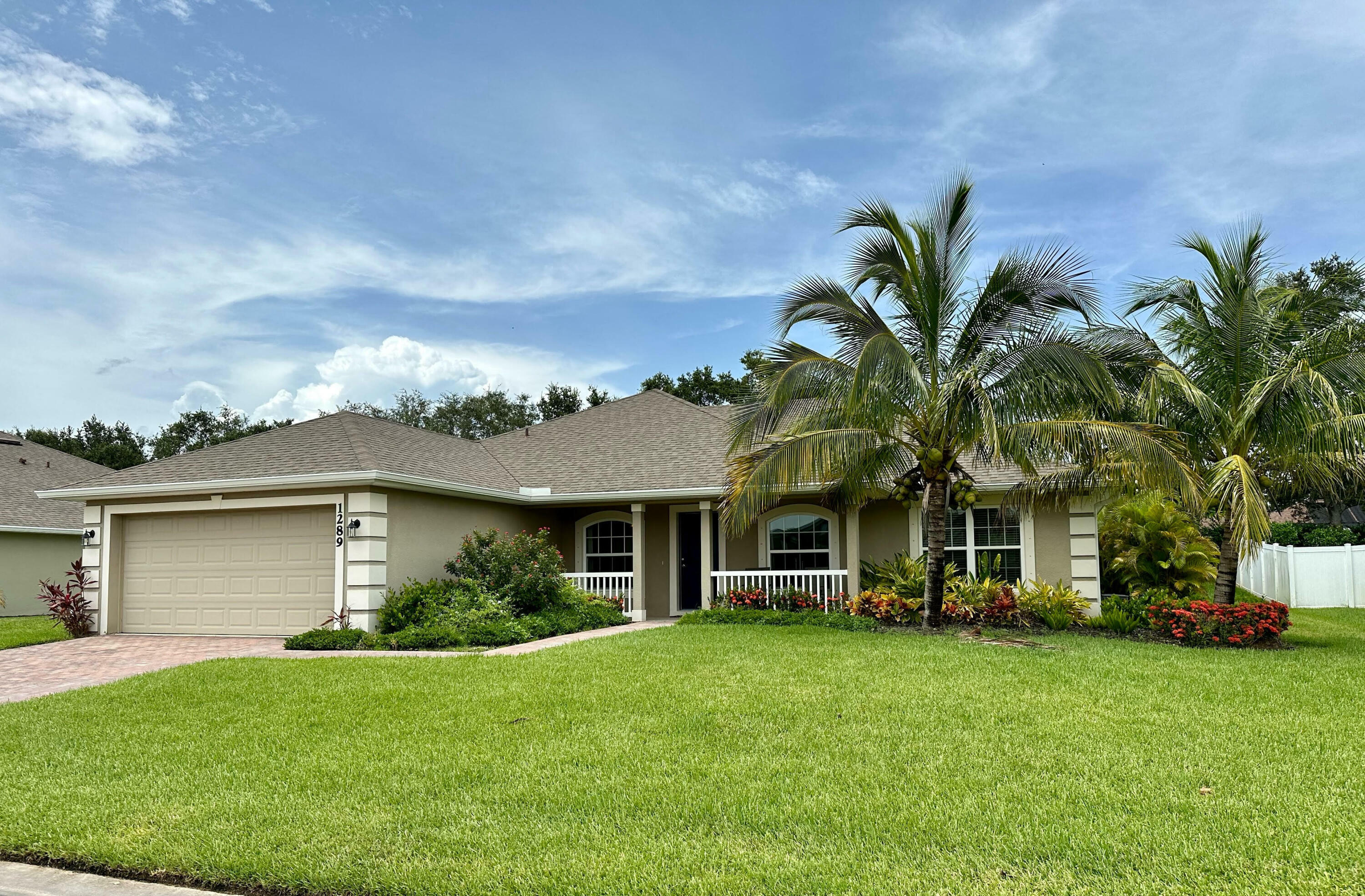Property Photo: 1289 Scarlet Oak Circle FL 32966