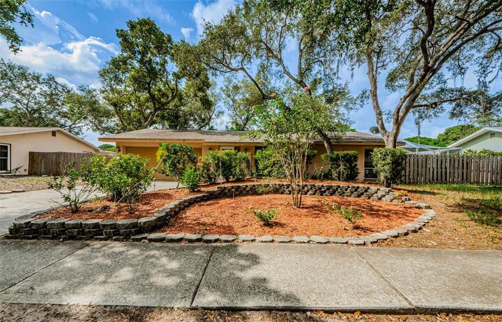 Property Photo:  1004 Rosetree Lane  FL 34689 