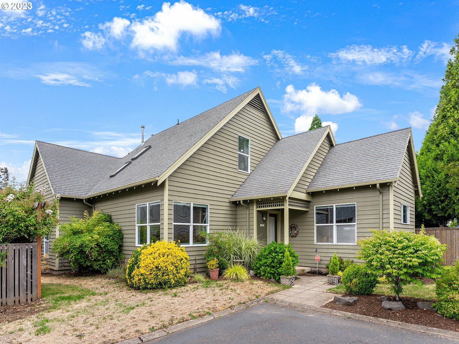 Property Photo: 13623 NE Glendoveer Ct OR 97230