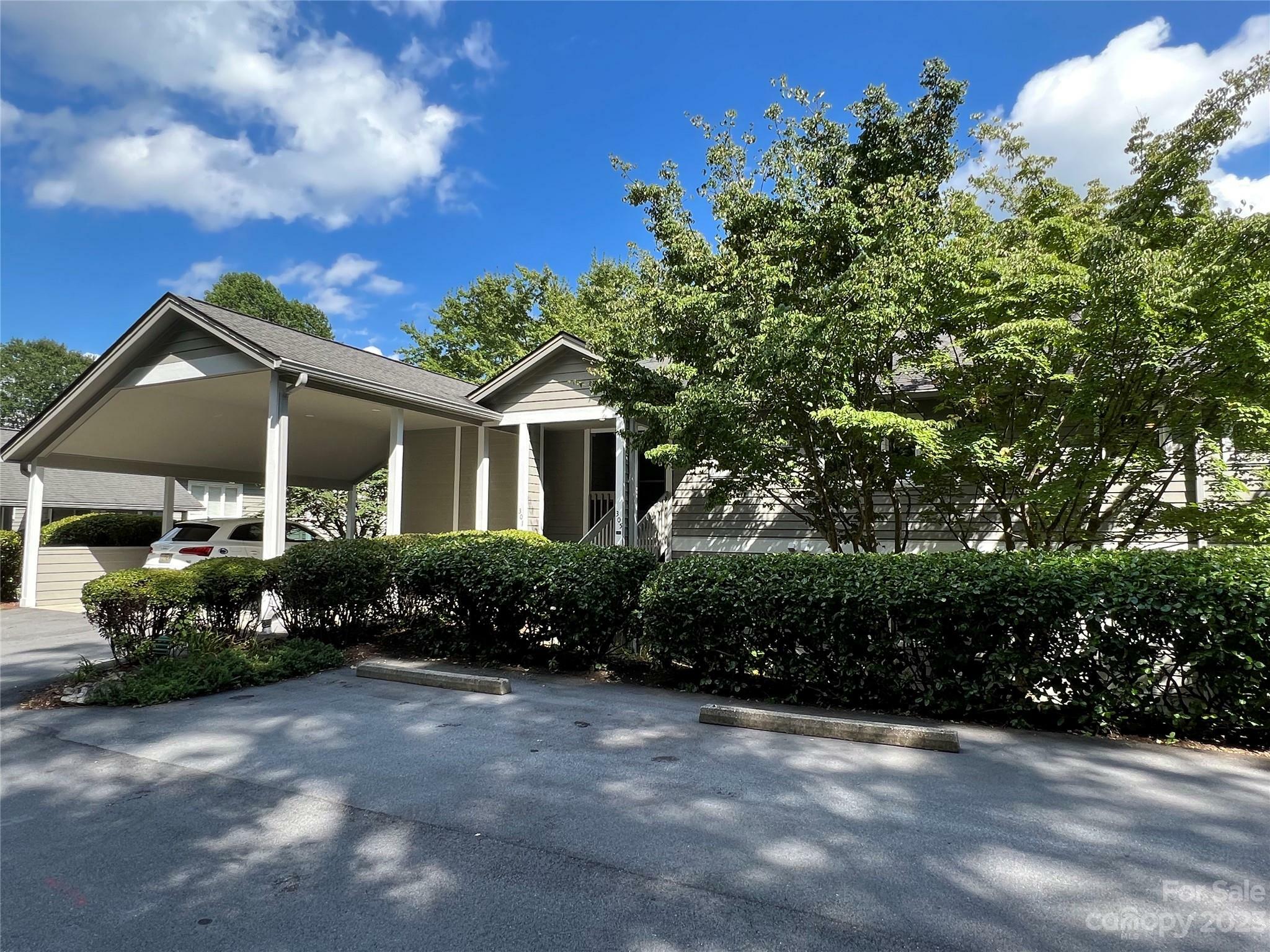 Property Photo: 301 Golfside Drive NC 28731