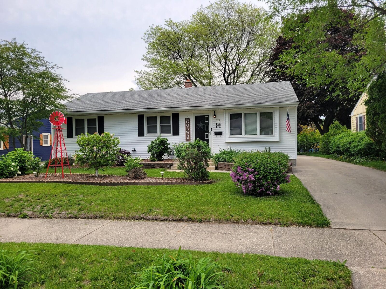 Property Photo: 715 James Ct WI 53095