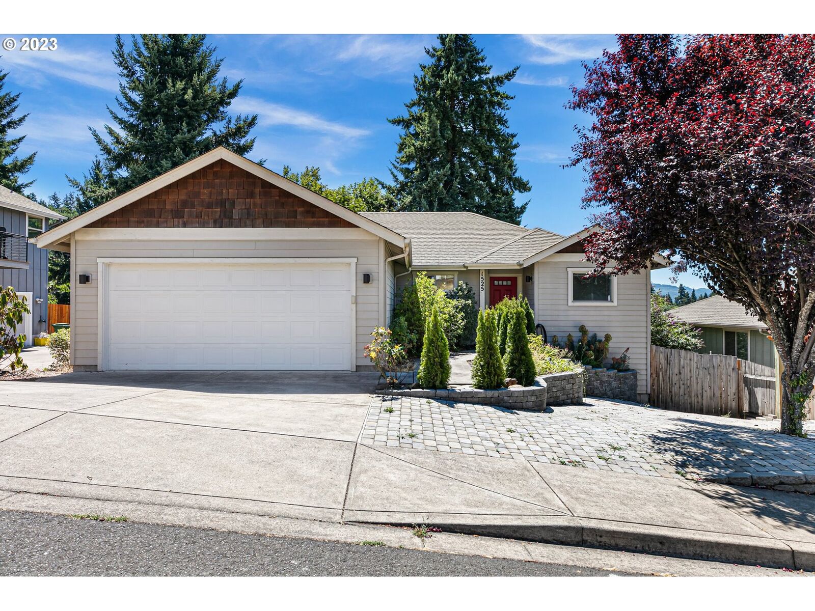 Property Photo: 1525 Samuel Dr OR 97424