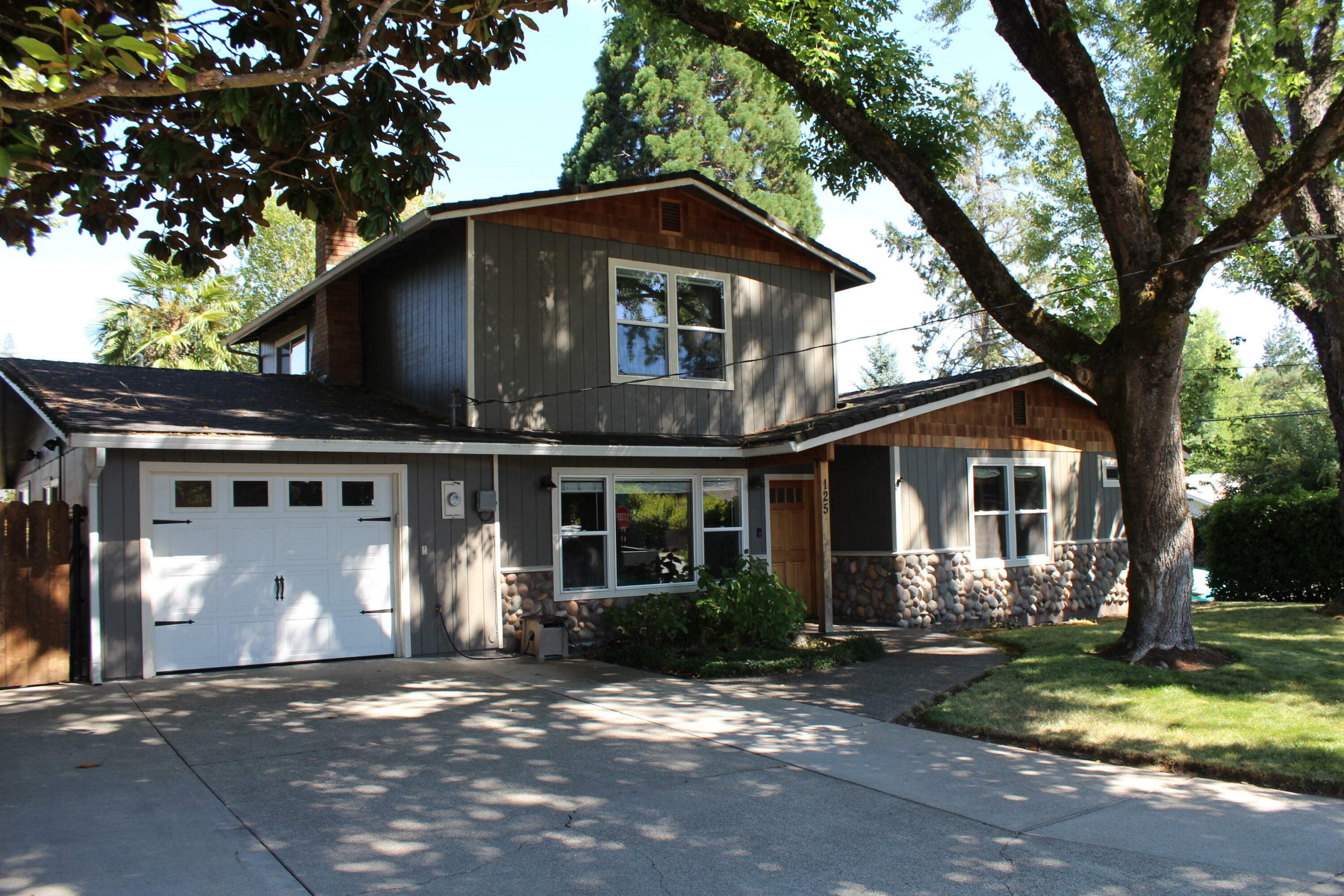 Property Photo: 125 Diane Drive OR 97526