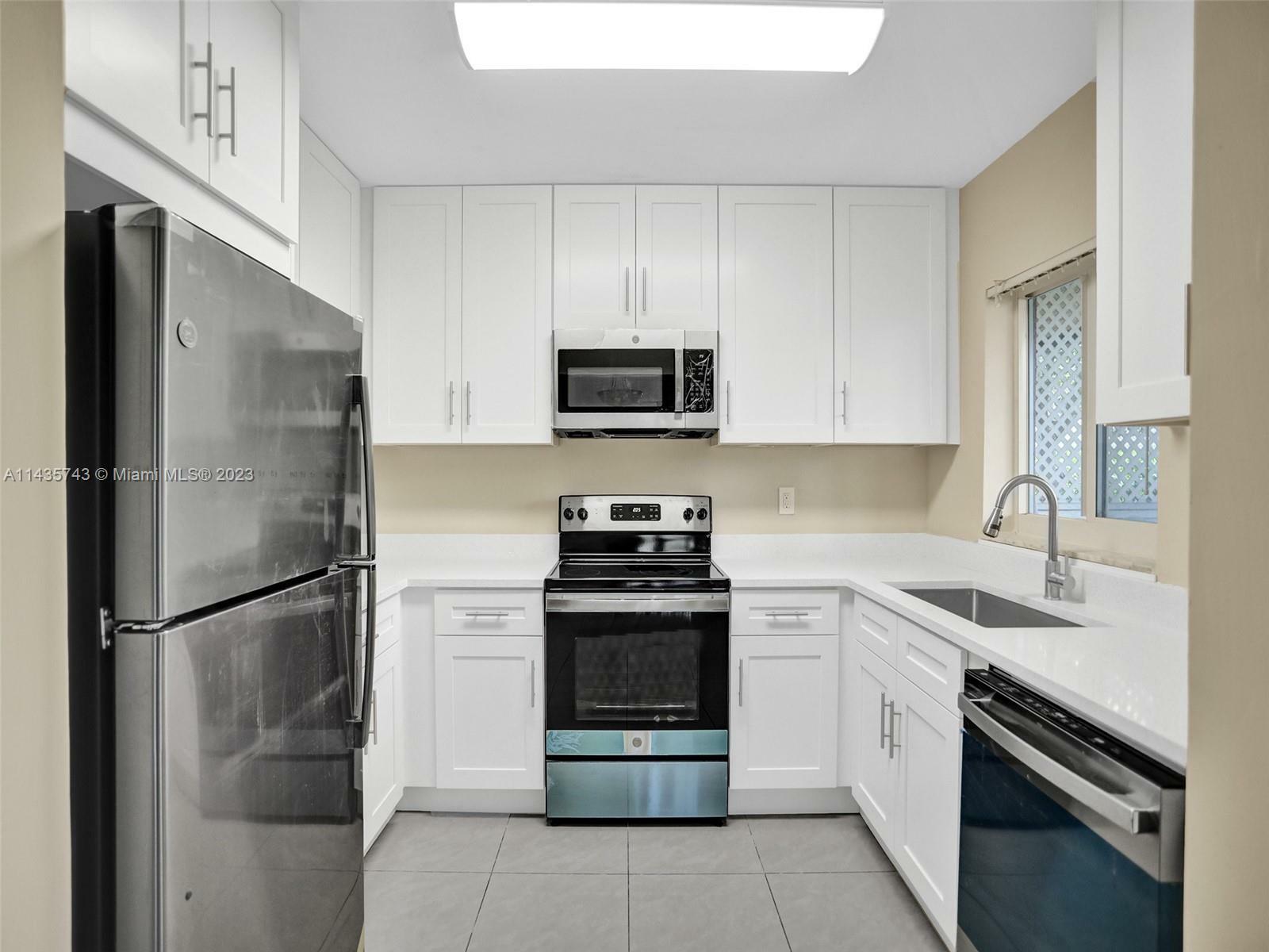 Property Photo:  920 SW 28th St 1  FL 33315 