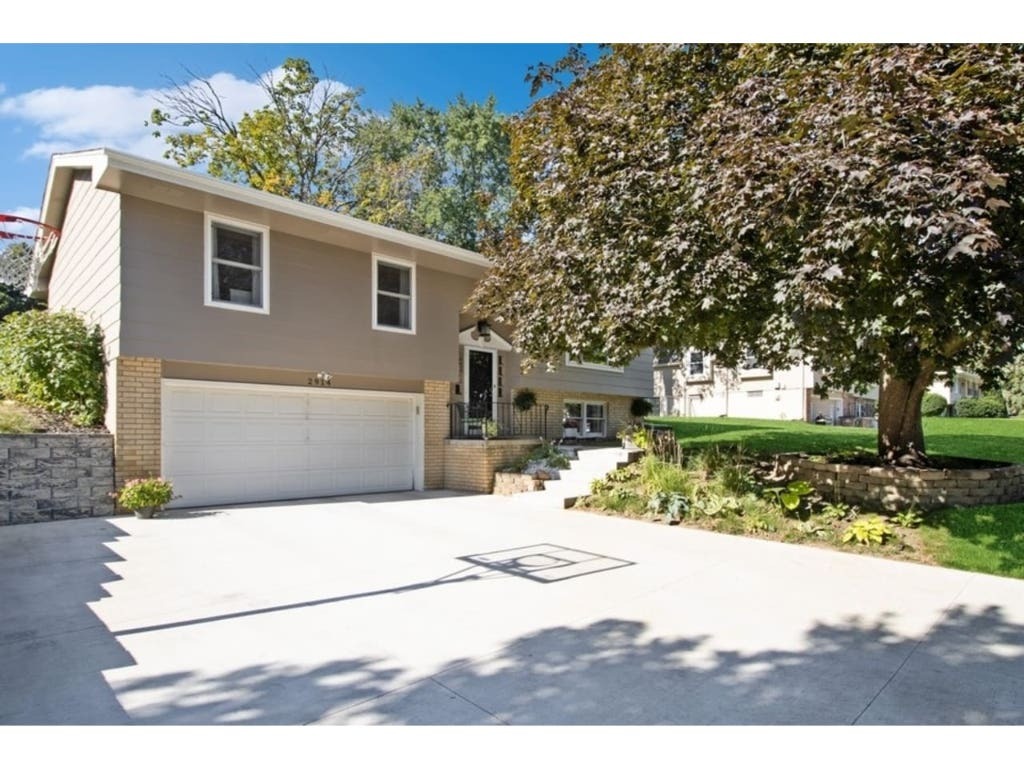 2914 Pleasant Street  West Des Moines IA 50266 photo